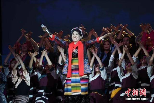 mos055皇冠_88岁的她坐轮椅出现在春晚mos055皇冠,全场泪目!