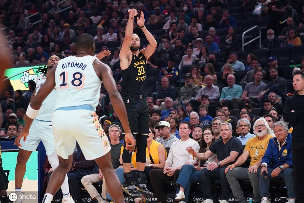 斯洛文尼亚甲组联赛
_库里空砍30分巴恩斯压哨绝杀 马刺逆转击败勇士