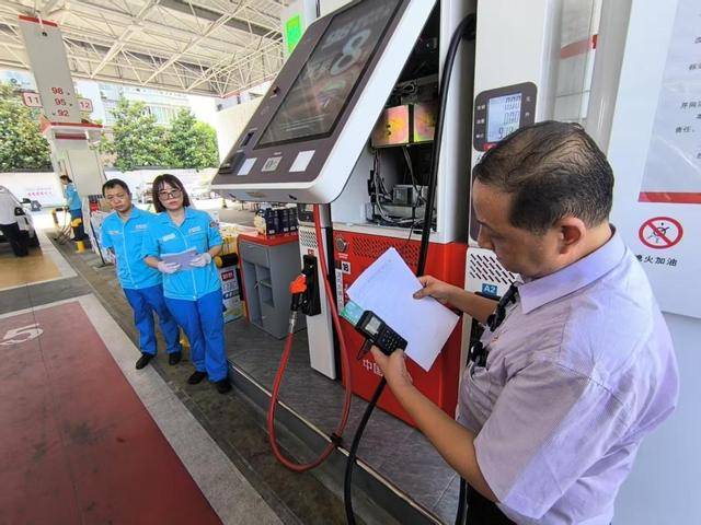 皇冠信用网代理流程_汽车加完油皇冠信用网代理流程,留在加油枪和油管里的油计费吗?