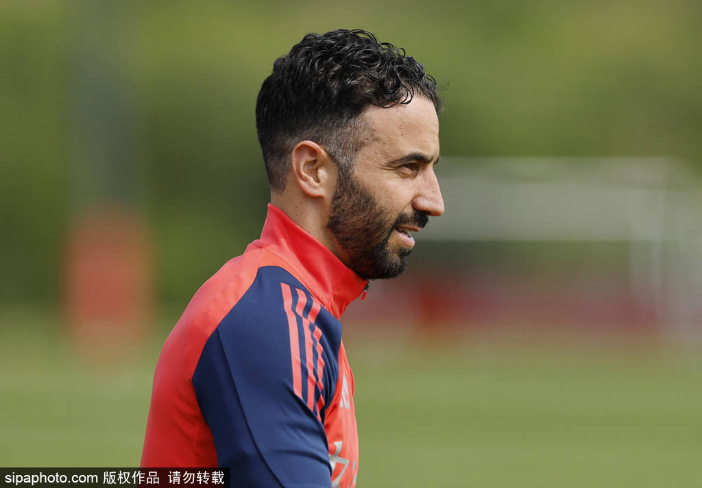 皇冠信用网APP下载_6800万镑！埃泽“豪言”震惊曼联皇冠信用网APP下载，阿莫林迎来复兴王牌？