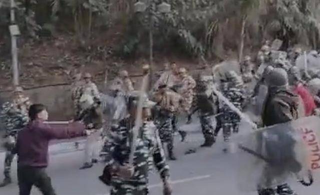 皇冠信用网出租足球_面对大批印度军警皇冠信用网出租足球,藏南民众高喊要回归中国?这里面有多少水分