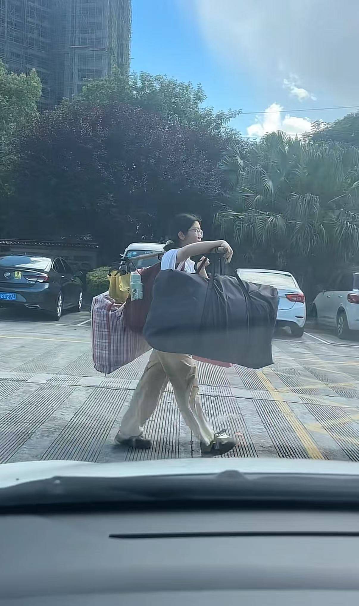 世界杯外围赛
_广西一女生高考结束后独自挑行李回家感动全网世界杯外围赛
,学校:她很朴实,老师们评价都很高