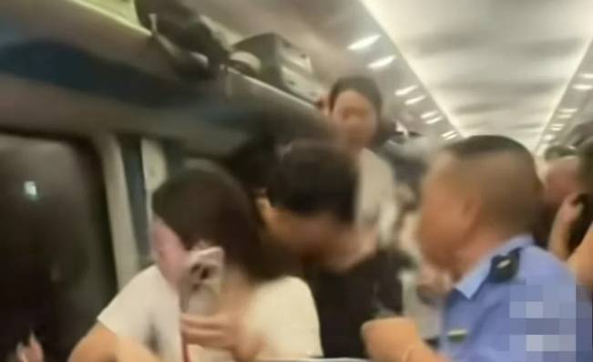 皇冠信用網登2登3_火车停运乘客砸窗皇冠信用網登2登3,凸显应急能力不足 | 新京报社论