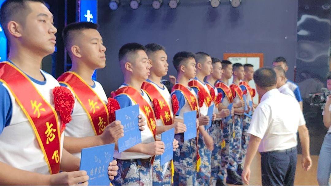 美国足球
_人数全国第一美国足球
！绵阳中学40余人被录取为空军飞行学员