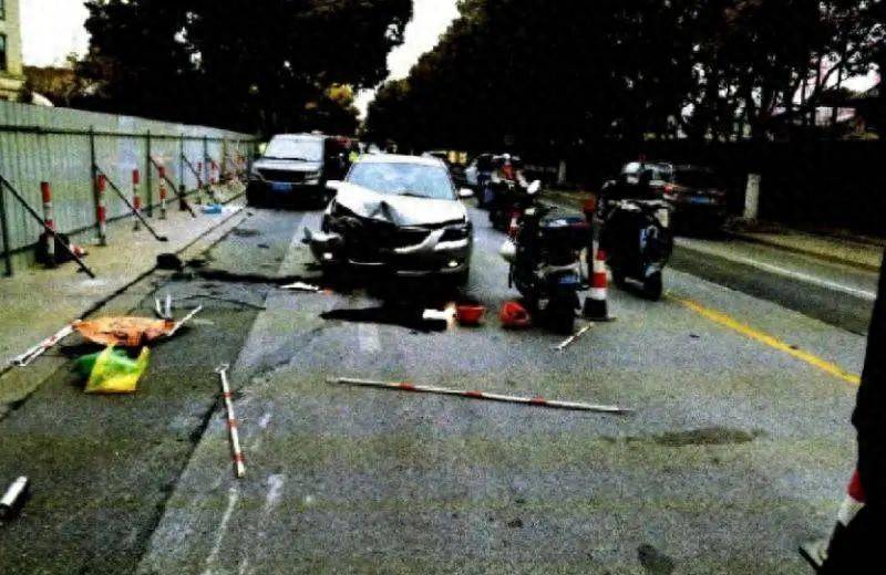 中国 v 香港足球_上海一男子开车时被一辆红色车辆吸引中国 v 香港足球,伸手找手机想与朋友确认,丝毫未减速撞飞2人致死,被判刑