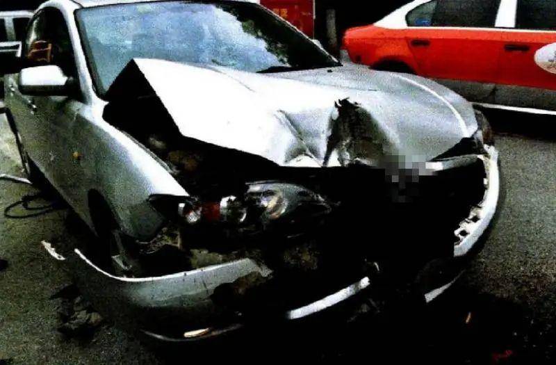 中国 v 香港足球_上海一男子开车时被一辆红色车辆吸引中国 v 香港足球,伸手找手机想与朋友确认,丝毫未减速撞飞2人致死,被判刑