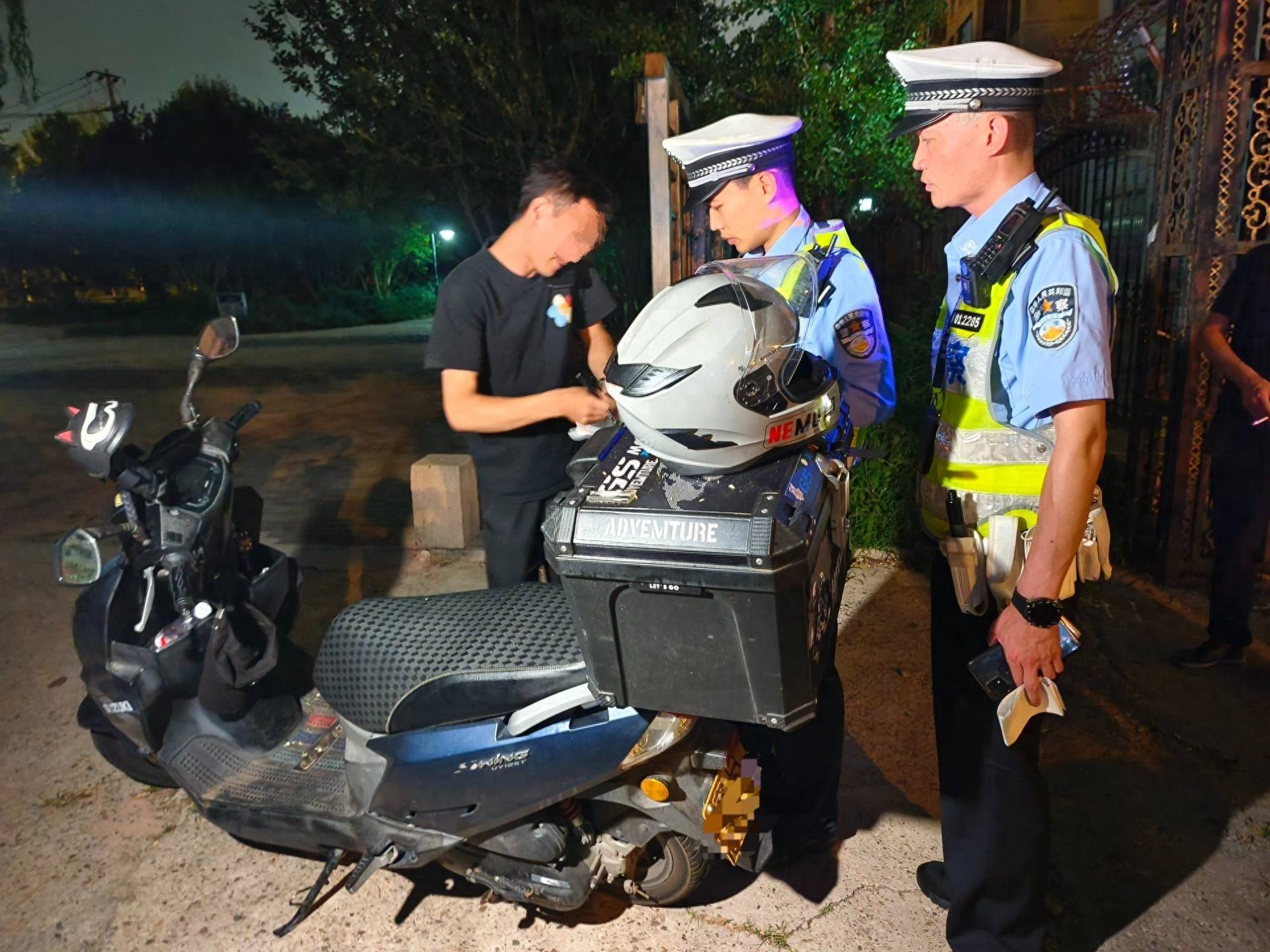 皇冠信用网登2_北京警方夜查皇冠信用网登2,京B摩托车进四环被当场拦下