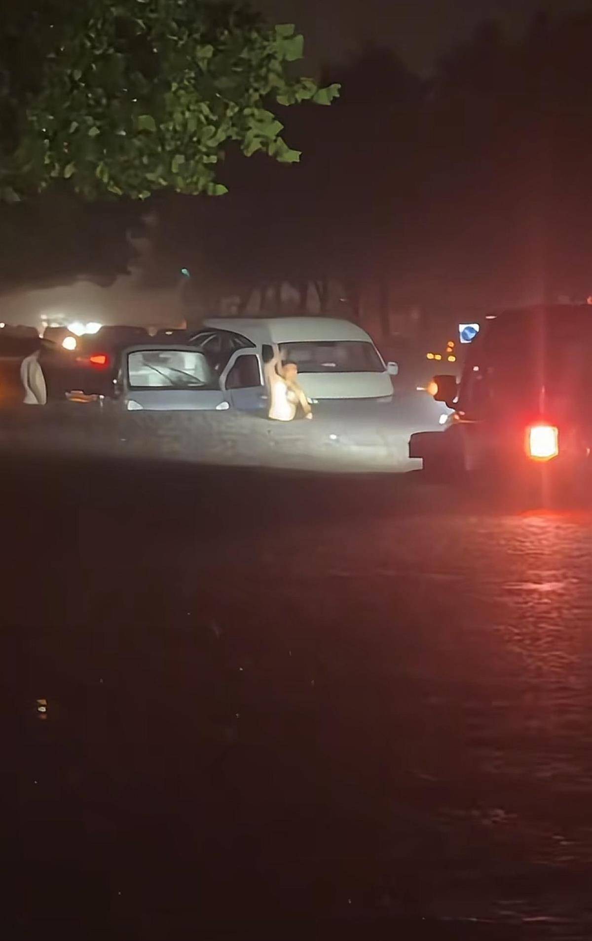 皇冠信用网代理_山东潍坊突发暴雨多处渍水有车辆被淹皇冠信用网代理,有幼儿园通知停课,一男子驾驶牧马人连救5辆车