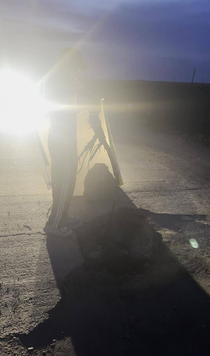 皇冠信用网
_夜晚开车遇大坑皇冠信用网
,内蒙古一对夫妻往返20余公里布置“警示牌”