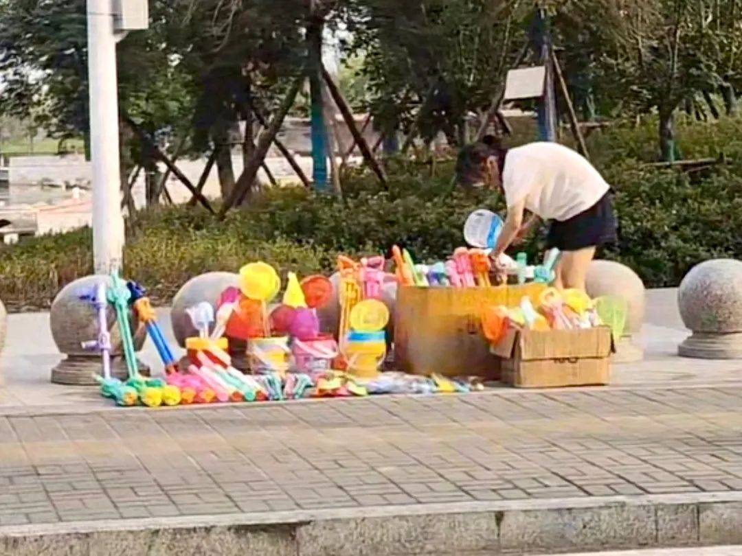 皇冠会员如何申请_安徽14岁女孩暑假摆摊卖玩具25天赚2000元皇冠会员如何申请，家长：本意是锻炼孩子，走红后竞争多生意下滑