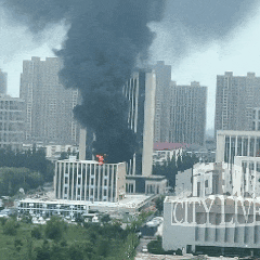 皇冠足球平台代理_山西太原一办公大楼起火皇冠足球平台代理，现场浓烟滚滚，黑烟冲天，目击者：里面有人在来回跑