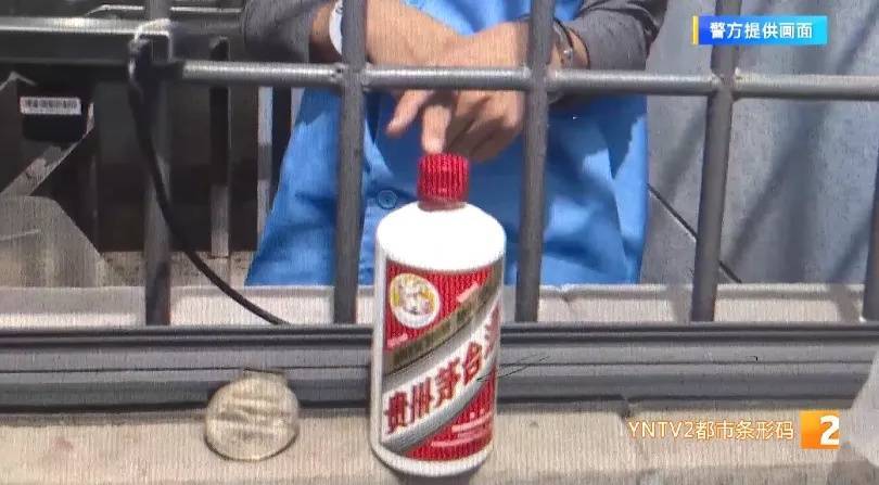 英格兰超级联赛
_凌晨怪事!男子提着茅台袋子在车库英格兰超级联赛
,翻垃圾桶竟为了.....