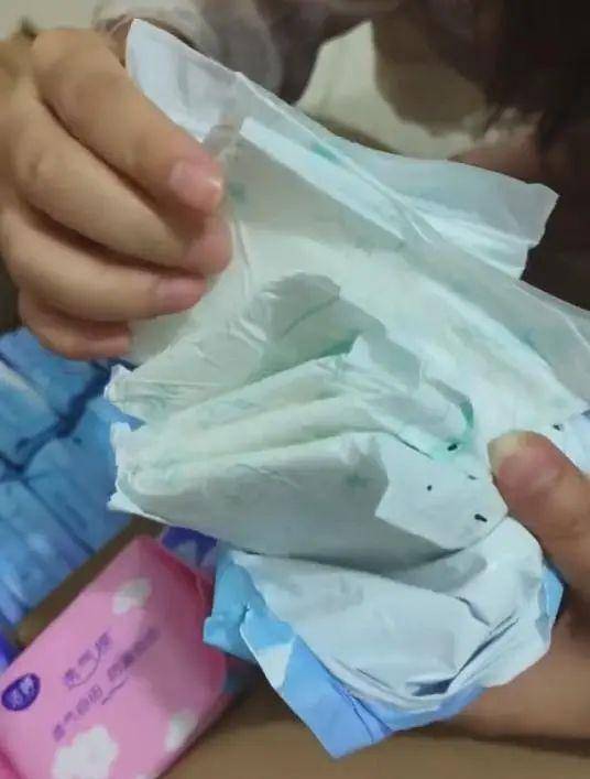 皇冠信用網
_洁婷卫生巾被曝打开包装全是死虫子