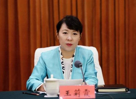 皇冠信用网在线注册
_正部级美女大员被查!千万华服堆满多套住宅皇冠信用网在线注册
,化妆团队提前数小时待命~