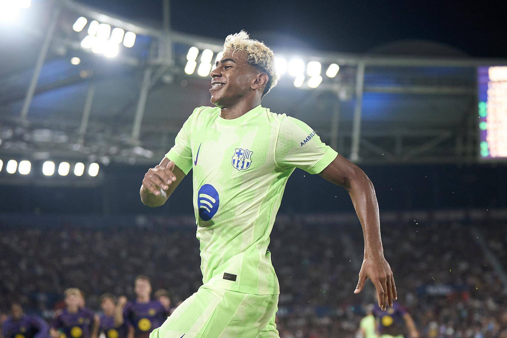 纳尔瓦vs卡勒威
_【西甲】拉什福德被换下之后纳尔瓦vs卡勒威
,亚马尔和佩德里带领巴萨大逆转