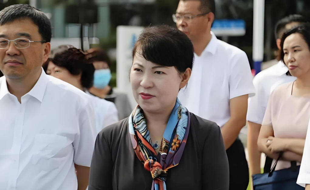 AC米兰vs克雷莫内塞
_“换装主席”王莉霞的堕落:从光鲜人设到腐败深渊