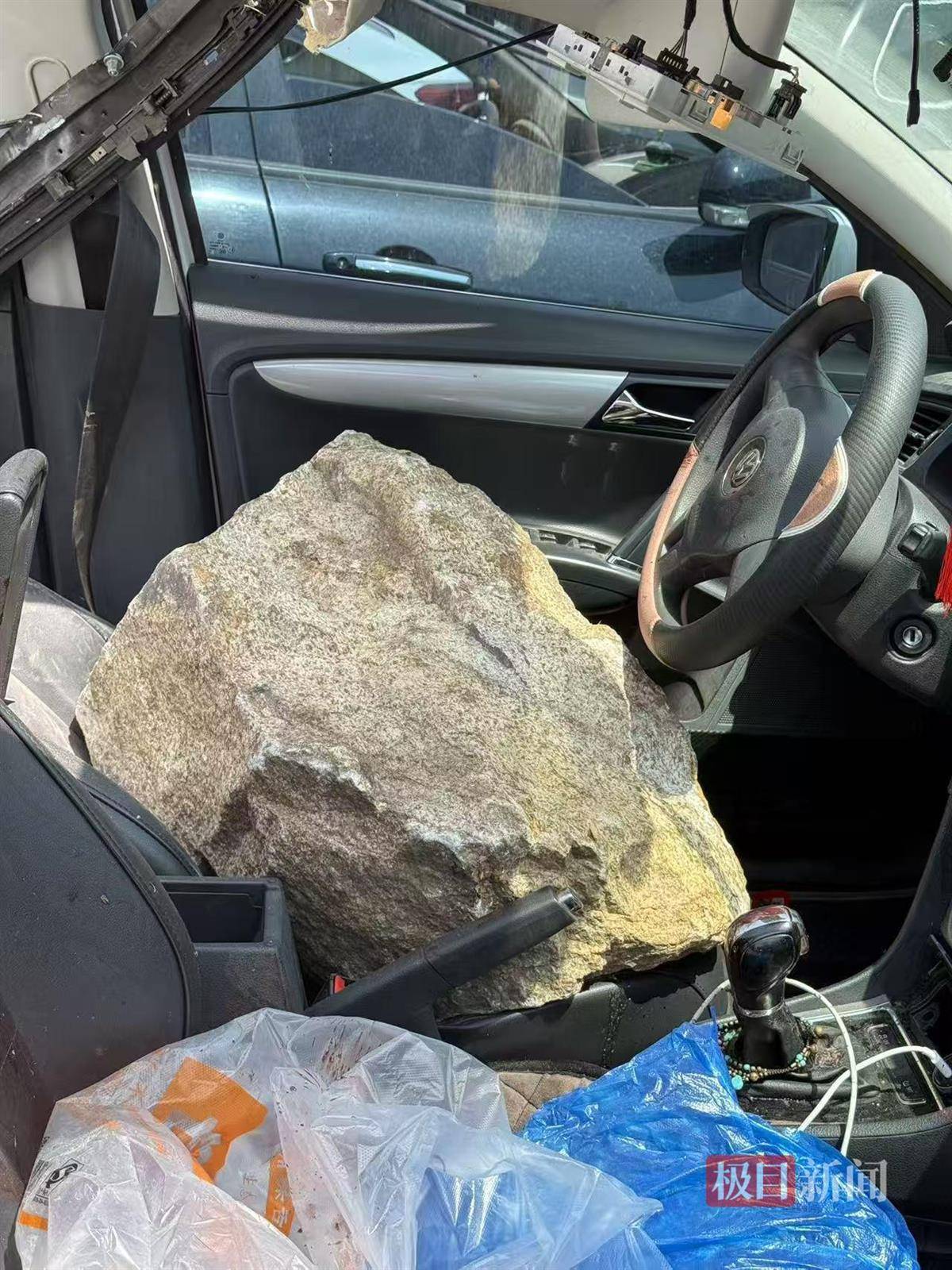 川崎前锋vs町田泽维亚_一家四口自驾遇落石36岁男子被砸身亡川崎前锋vs町田泽维亚,两天后是他小女儿2周岁生日,死者父母:再也见不到儿子儿媳一同回家