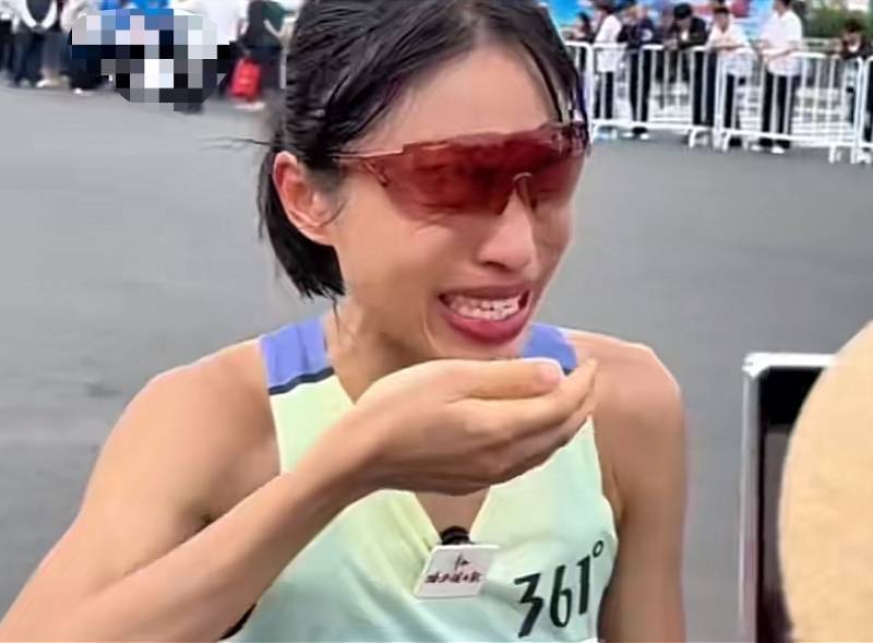 FIBA欧洲篮球赛2025_丈夫回应“最快女护士”哭诉调休难:她太激动未完整表达想法