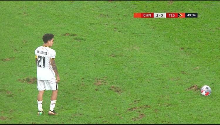 桑德维肯斯vs奥雷布洛_马德兴评U22国足比赛场地:能用吗桑德维肯斯vs奥雷布洛?这种场地联赛都没考验过