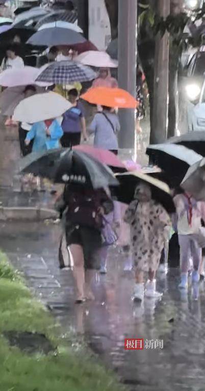 皇冠信用網代理如何申请_成都早高峰遇上巨雷暴雨皇冠信用網代理如何申请,市民在地库堵车50分钟,有幼儿园通知可延迟上学