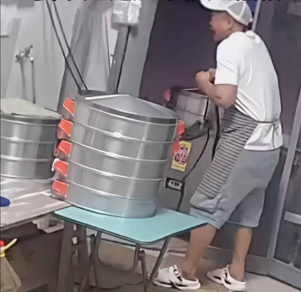 皇冠信用網网址_妻子抄起20斤油桶砸老公皇冠信用網网址,“晚10秒,后果不堪设想……”