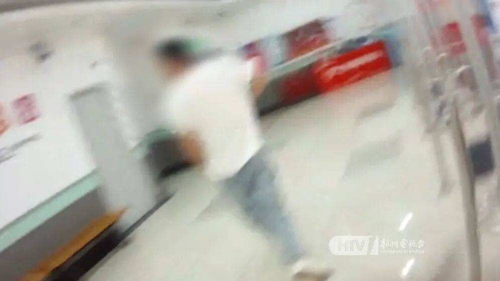 如何代理皇冠信用網
_杭州男子为女友买10000元超市卡如何代理皇冠信用網
,被民警狂追10分钟:“跑什么,是来保护你的!”