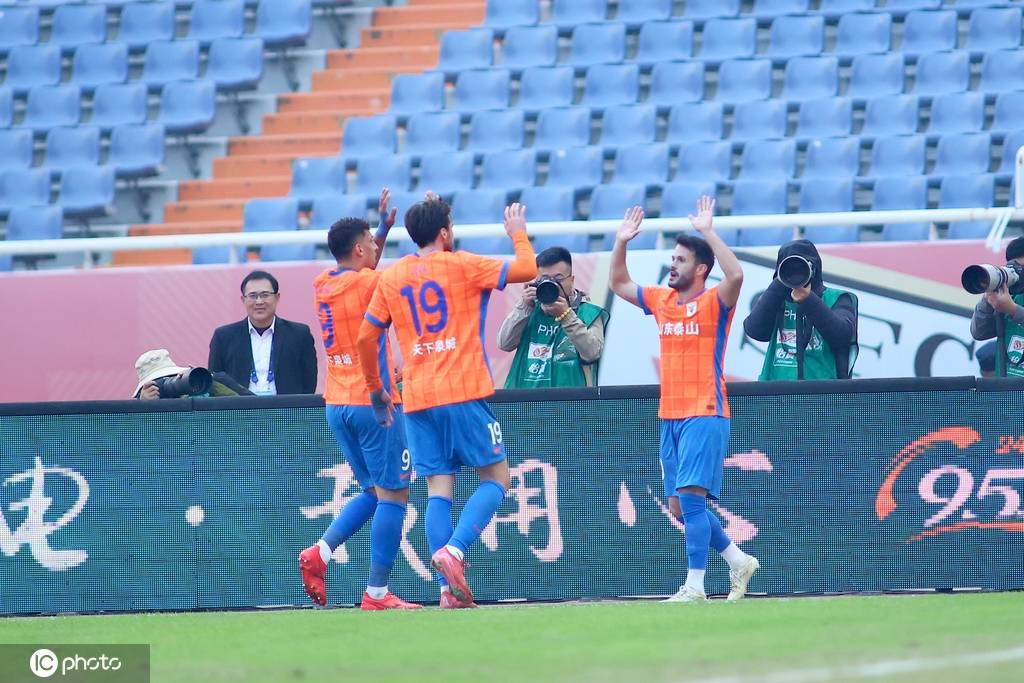 丹麦超级联赛_领头羊刹车丹麦超级联赛！中超-卡扎伊什维利双响刘洋建功 泰山3-1逆转海港