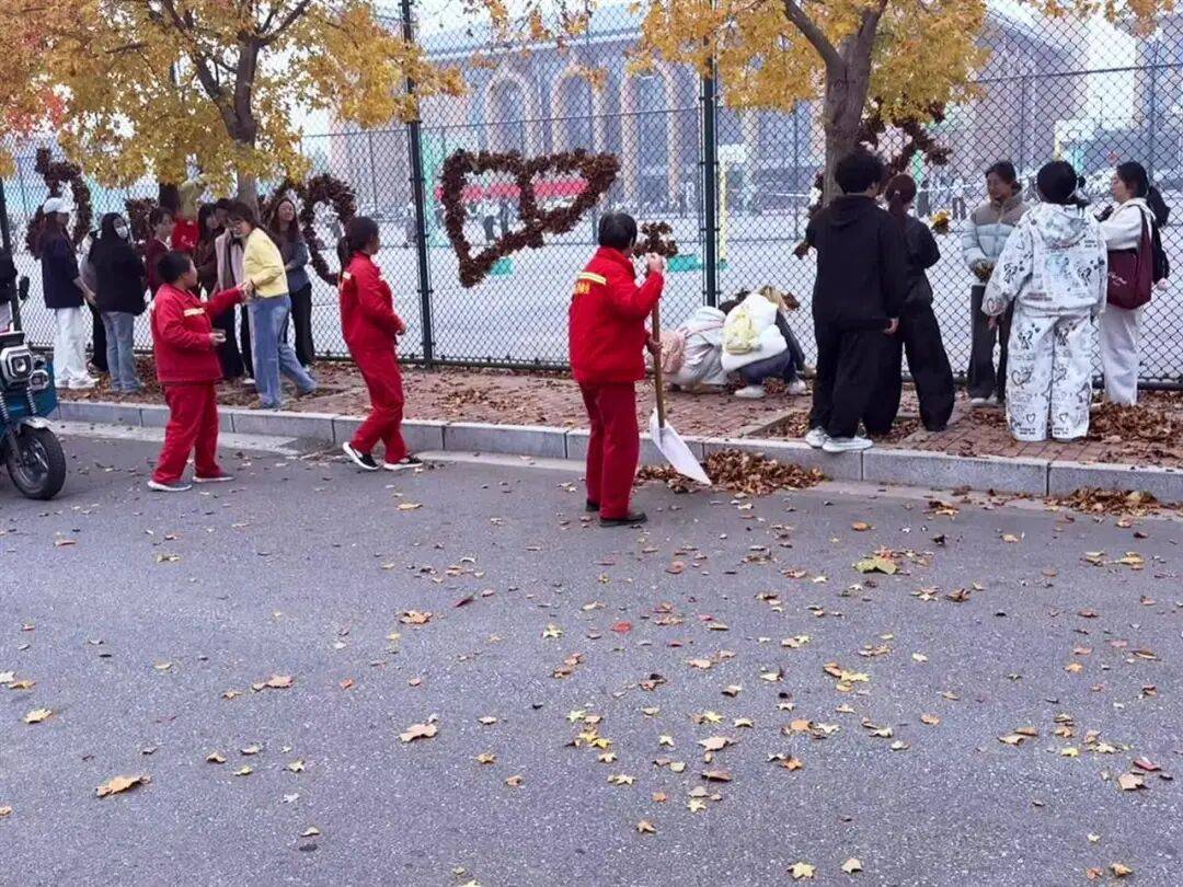 买球的正规网站
_河南一医学院学生用落叶在篮球场铁网上插出心肝肺胃、注射器等图案买球的正规网站
,学校:秋日限定浪漫