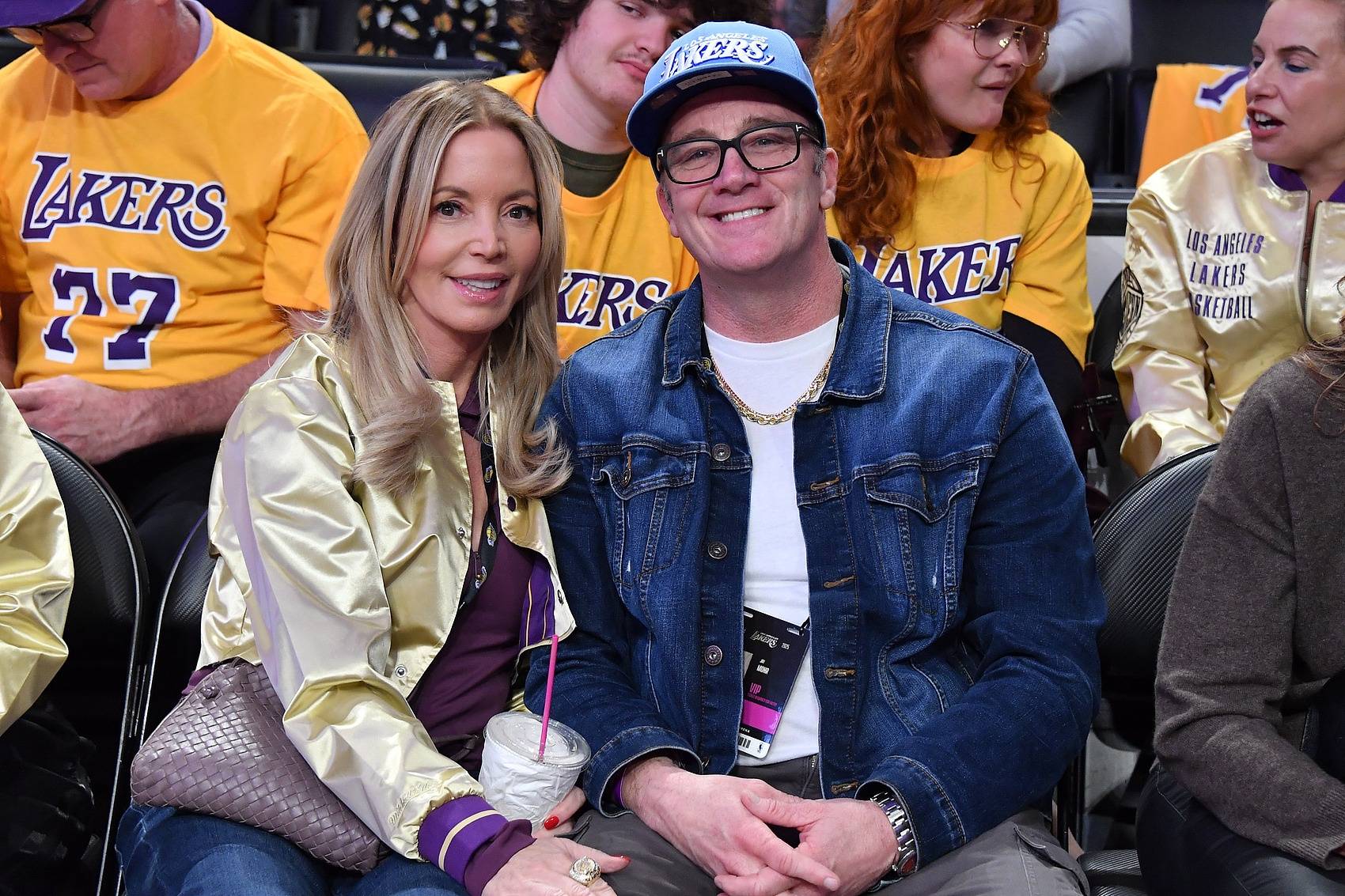 皇冠信用网在线申请
_湖人解雇乔伊-巴斯和杰西-巴斯 正重组篮球运营部门