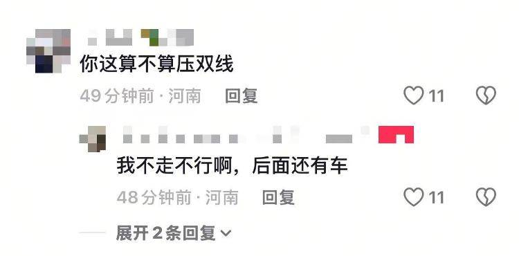 皇冠信用网会员
_河南驻马店有人在斑马线摆摊皇冠信用网会员
,过路司机只能压双黄线绕行,民警:当天是集市,已前往劝导商户