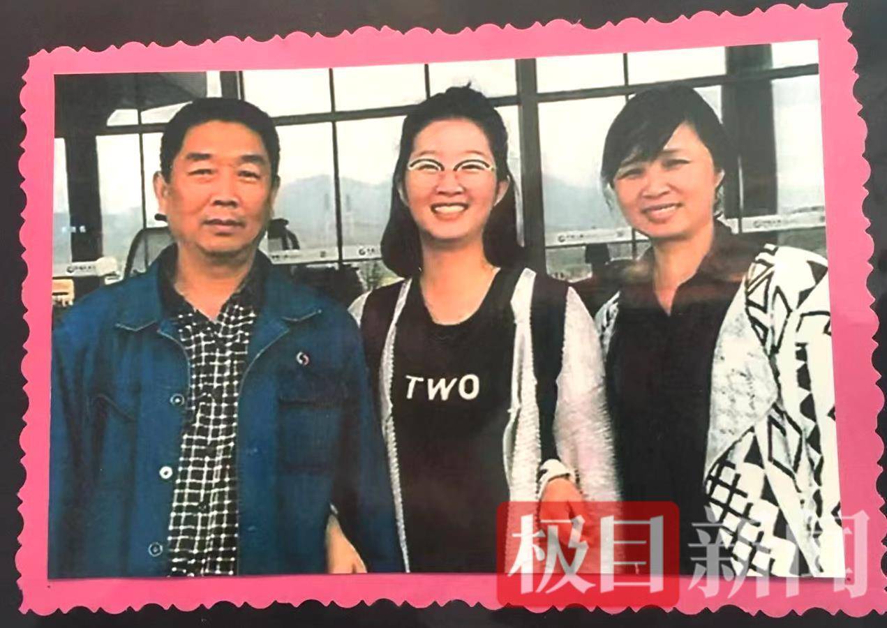 皇冠信用网出租
_章莹颖父母失去女儿也无收入来源皇冠信用网出租
,带货勉强能糊口,直播间“黑粉”被网友骂走