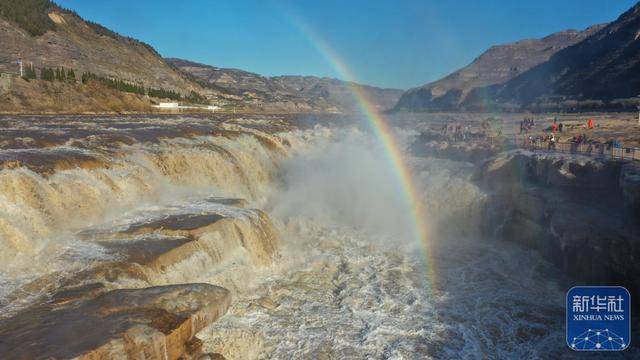 足球比赛
_黄河壶口瀑布出现“双彩虹”