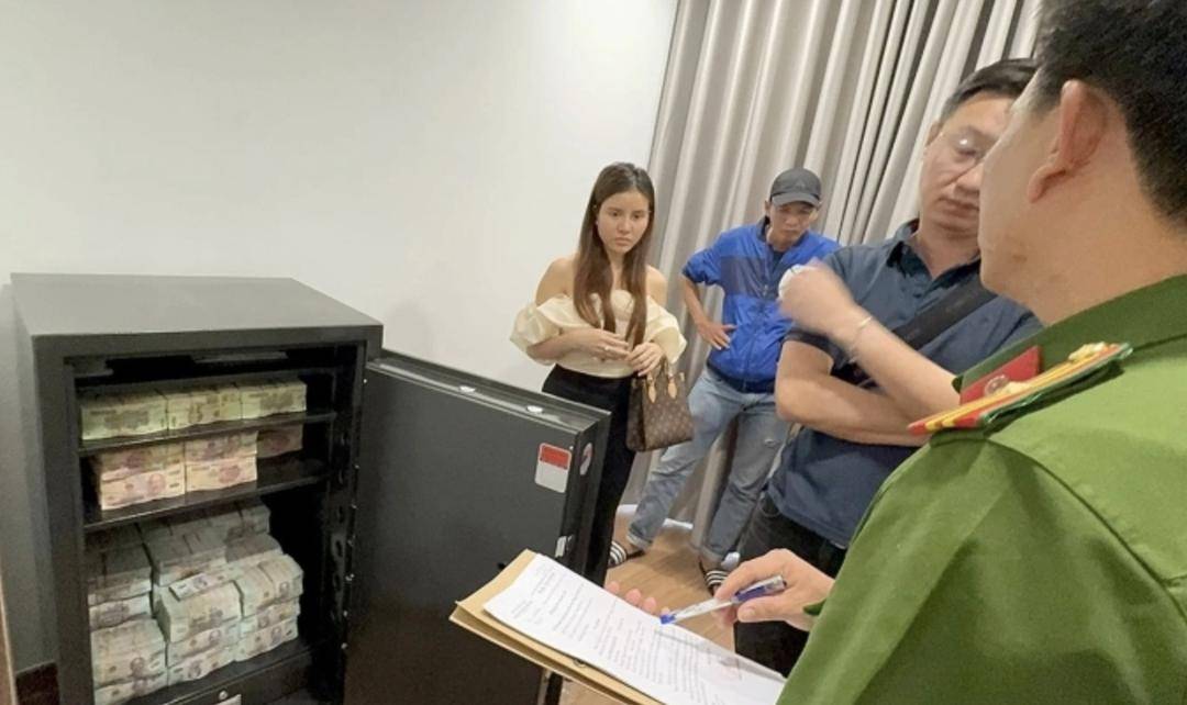 皇冠信用账号申请
_越南特大卖淫案曝光:32岁前空姐伙同男友以餐厅为掩护皇冠信用账号申请
,组织约200名女性卖淫,警方查获大量现金