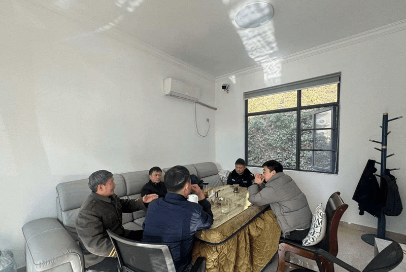 皇冠信用網
_常德一校车鸣笛警示突然窜出的流浪狗皇冠信用網
,狗受惊撞伤女子,经调解校车给予人道主义赔偿