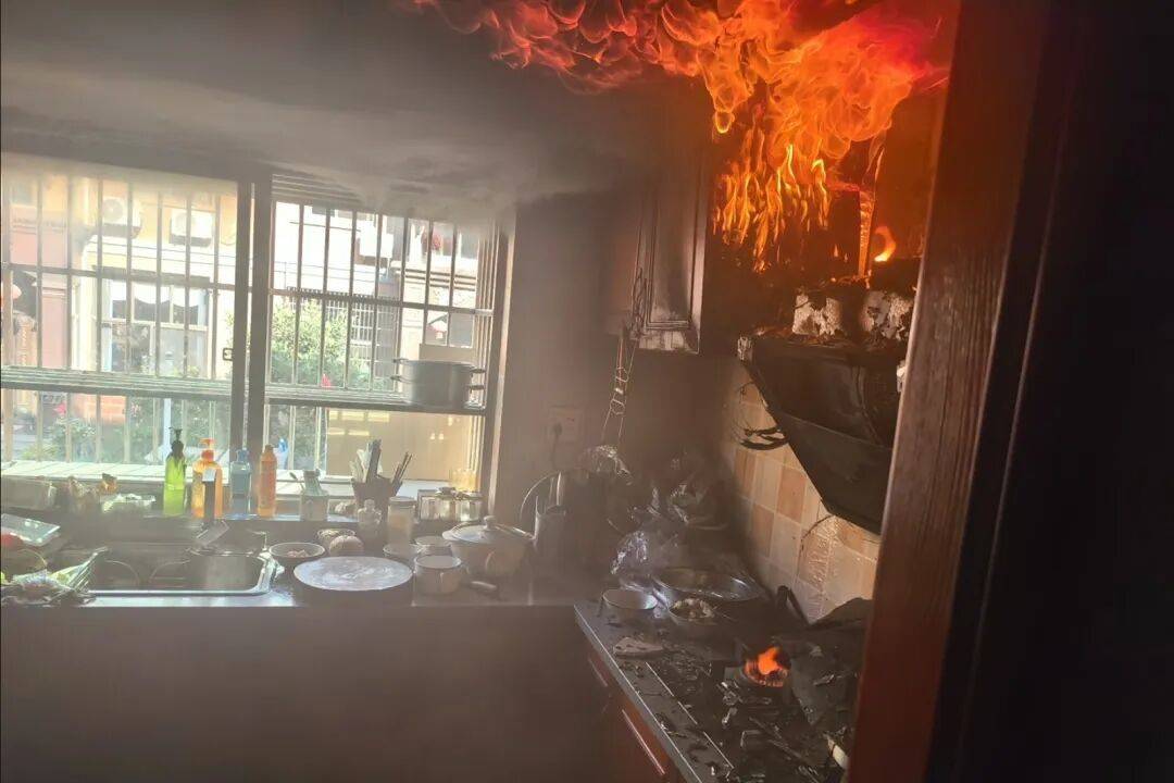 皇冠信用網代理申条件
_女子炖肉时出门领免费鸡蛋皇冠信用網代理申条件
,回家时傻眼:煤气灶、油烟机全被烧毁,损失超8000元