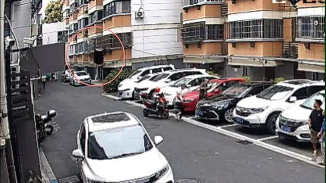 皇冠信用网怎么开户
_砰!浙江女子刚坐进车里皇冠信用网怎么开户
,一把菜刀砸在眼前,随后剪刀又飞来