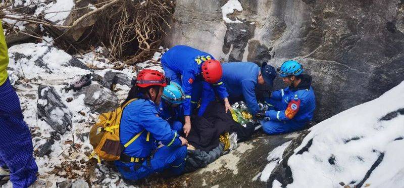 皇冠登3管理出租_一女子攀爬北京野山皇冠登3管理出租,滑坠8米高断崖