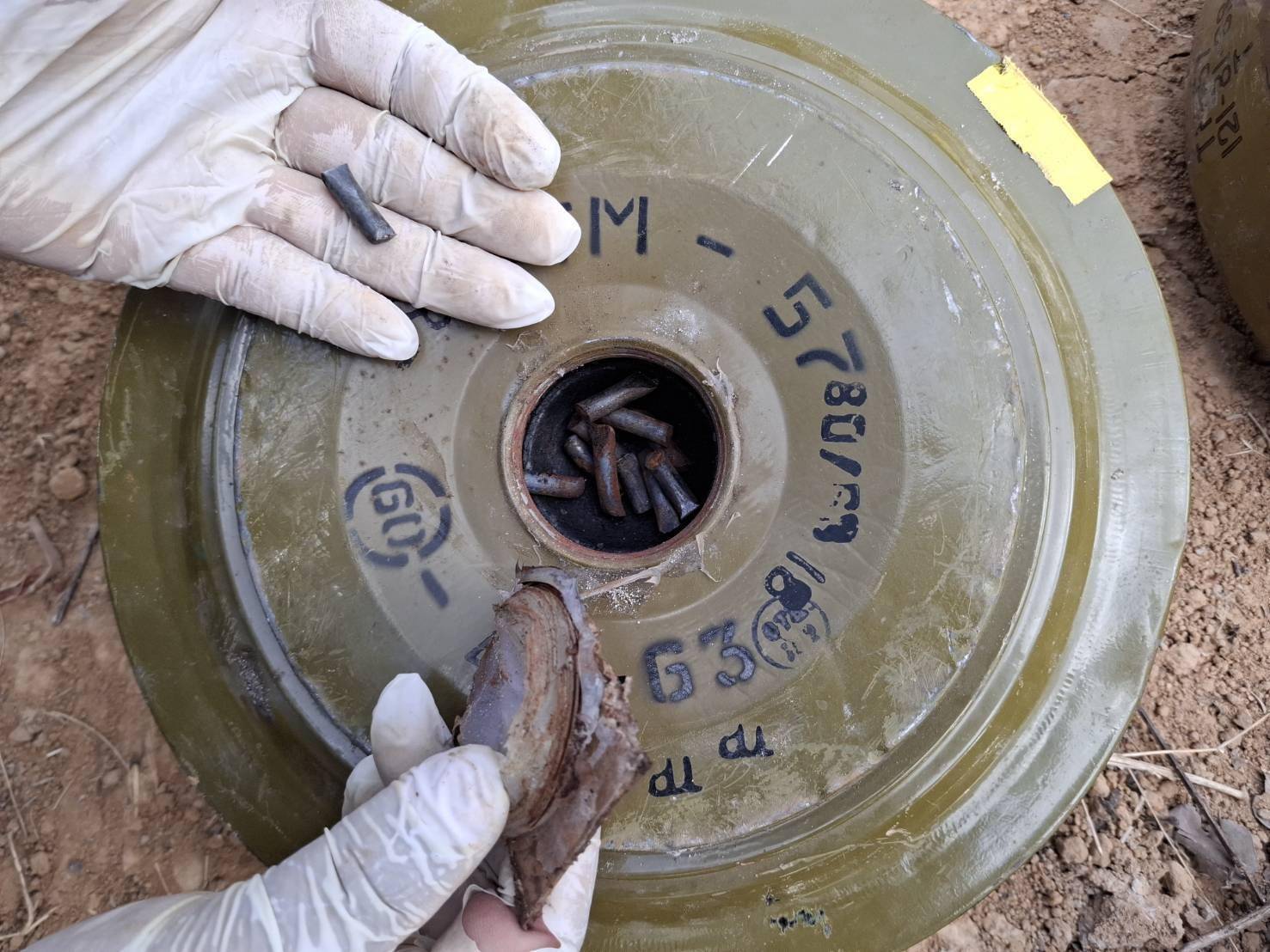 正版皇冠信用网代理_不给洪森父子拼命正版皇冠信用网代理，柬军跑了：泰国缴获中械摆一地，越南武器参战