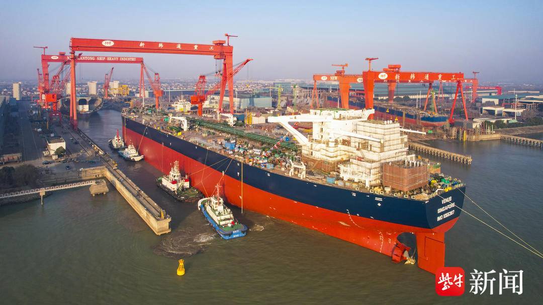 怎么开通皇冠信用开户_长332.9米怎么开通皇冠信用开户，宽60米开门红！镇江史上最大新造船顺利出坞拖带