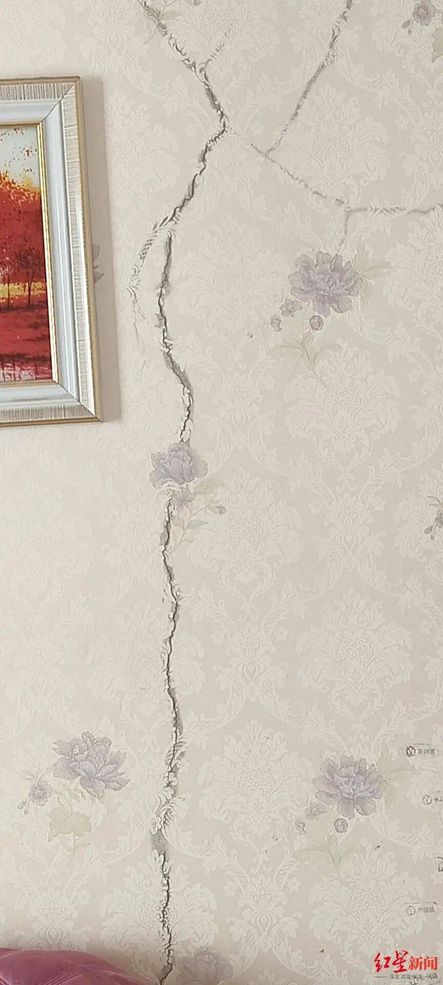 皇冠mos022_山西一小区被曝多个顶楼住户违规加盖房屋：有的甚至修建成阁楼皇冠mos022，致几十户房子墙面裂缝