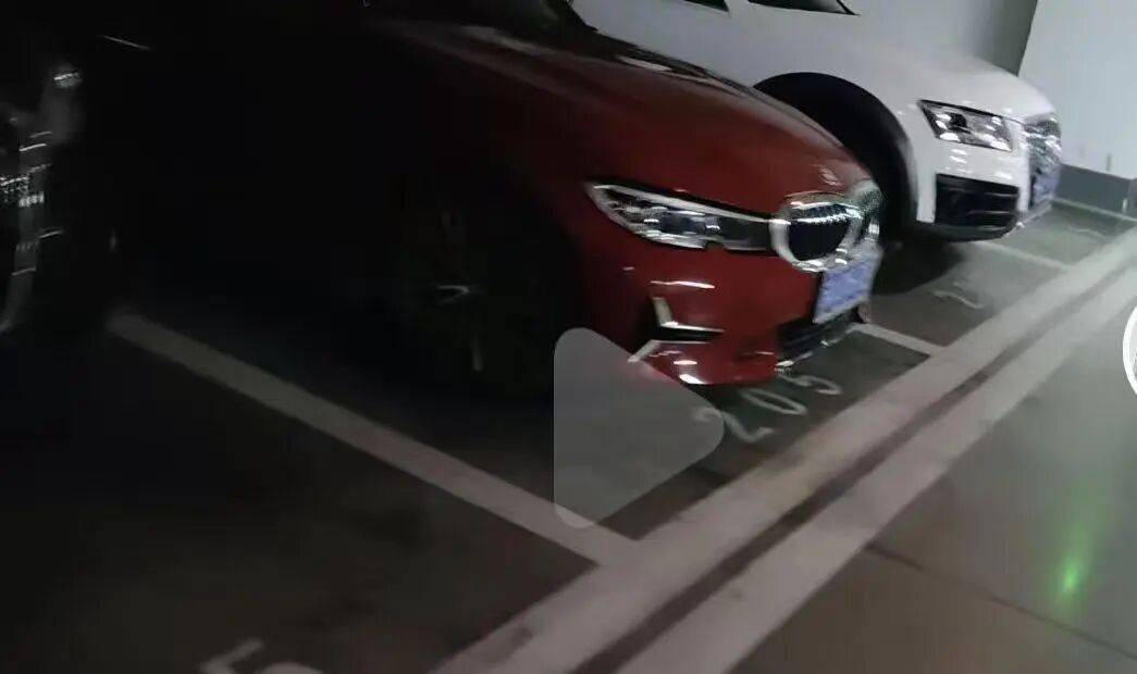 皇冠信用网出租_南京一停车场现多个205号车位皇冠信用网出租，车主难找车直呼被搞晕，网友称可以拍一部悬疑剧了；物业：开发商印制，不清楚原因