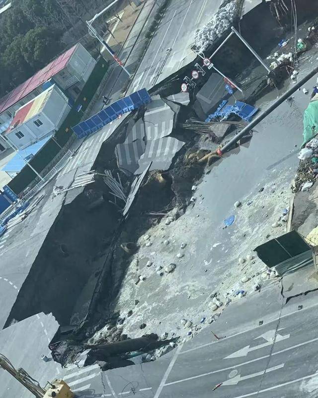 皇冠信用网登1_上海一地路面发生塌陷皇冠信用网登1，曾因在建地铁项目局部渗漏紧急抢险