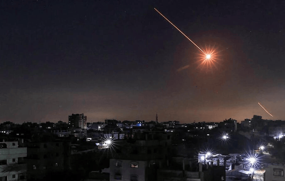 正网皇冠信用网 _破釜沉舟！伊朗发射子母弹猛轰正网皇冠信用网 ，击落37架无人机，中东被炸成火海