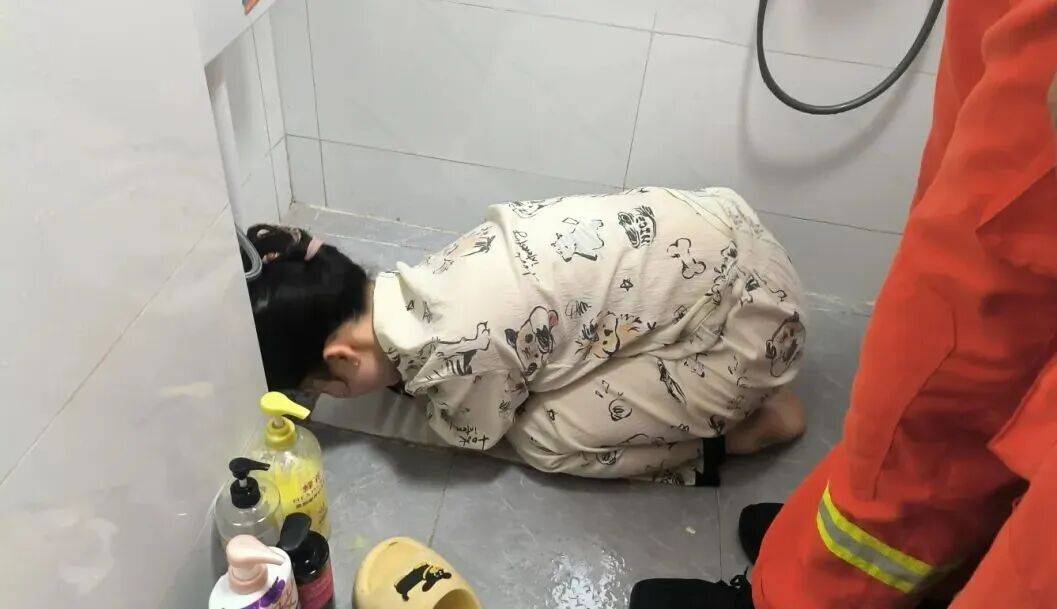 介绍个信用盘网址_广州一女子洗澡时伸手捡掉入厕所的塑料瓶介绍个信用盘网址,却被紧紧卡住右手“无法自拔”,消防营救回应
